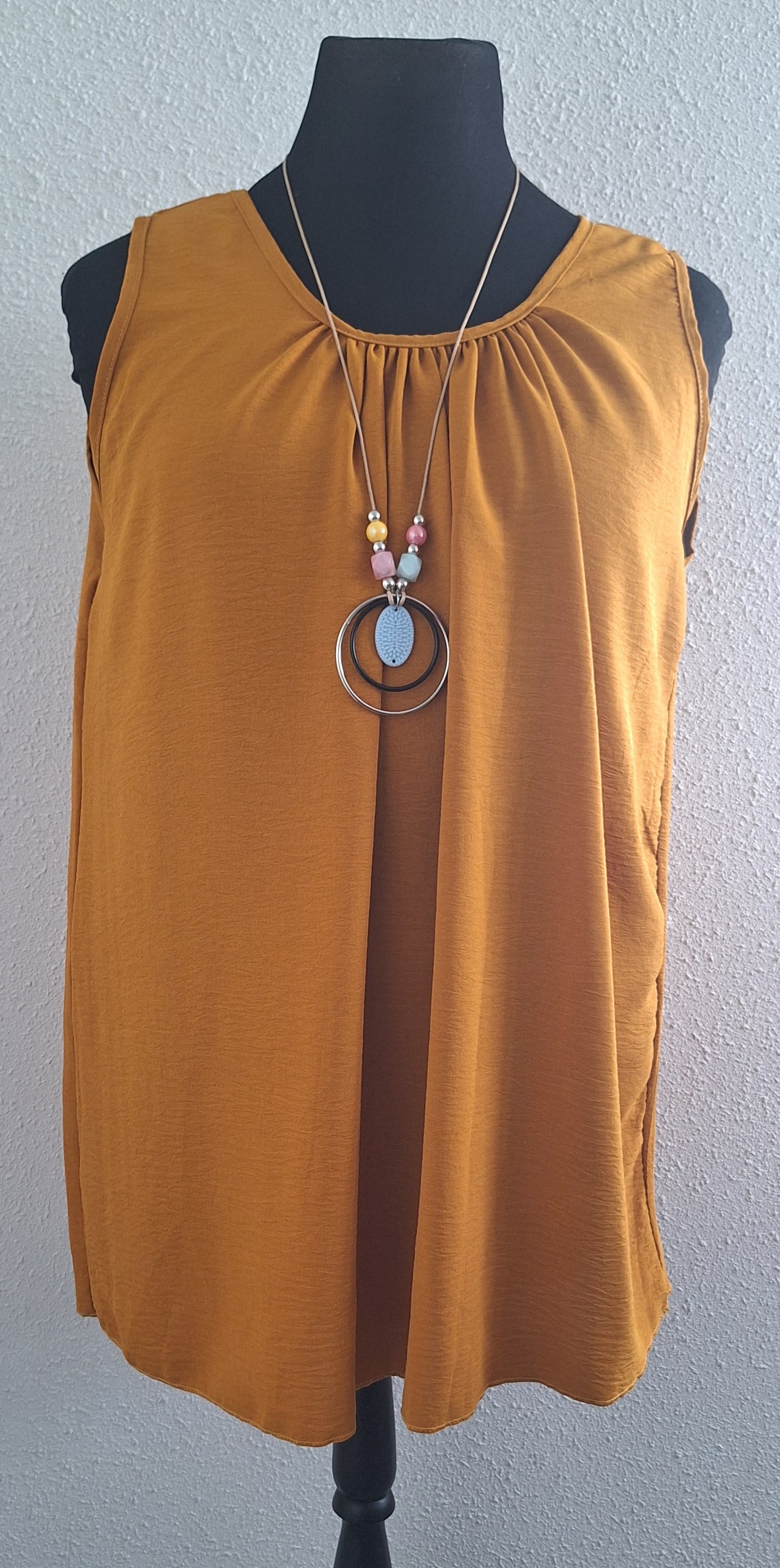 Top met ketting