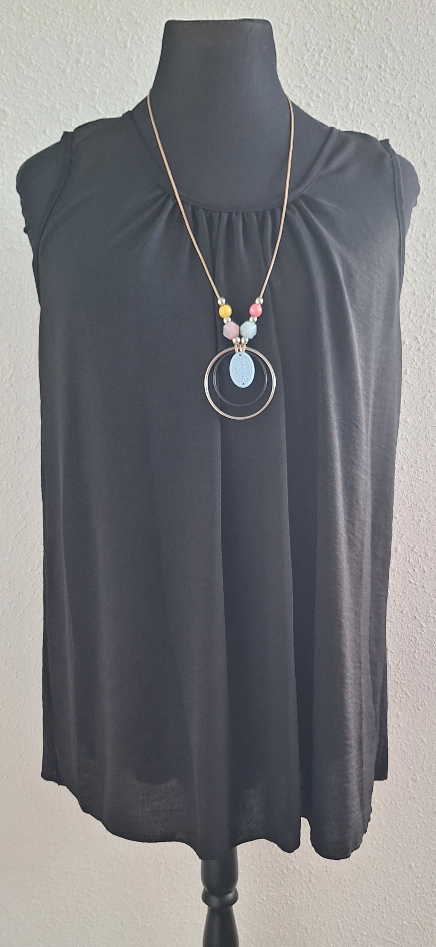Top met ketting